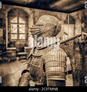 Mittelalterlicher Rüstungsanzug im alten belgischen Schloss. Stockfoto