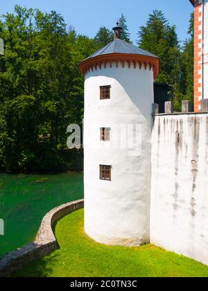 Kleiner Eckturm an sonnigen Tagen, Schloss Sneznik, Grüner Karst, Slowenien Stockfoto