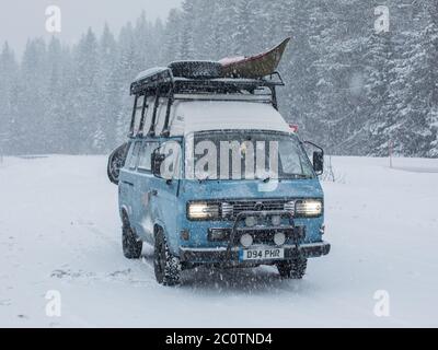 Mein VW T3 Syncro 4x4 Wohnmobil bei einem Schneesturm im Polarkreis. Stockfoto