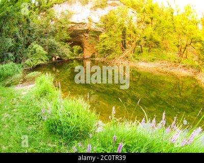 Große Naturbrücke am Sommertag, Rakov Skocjan, Slowenien Stockfoto