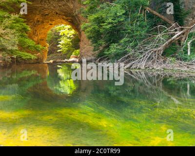 Große Naturbrücke am Sommertag, Rakov Skocjan, Slowenien Stockfoto