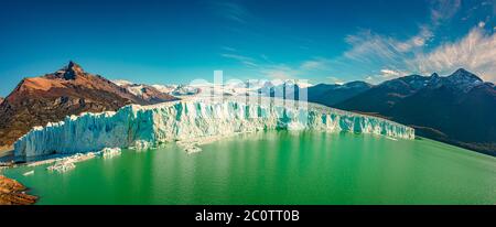 Panoramablick auf den gigantischen Perito Moreno Gletscher mit Weitwinkel-Fischaugenkamera in Patagonien im goldenen Herbst, Argentinien, sonniger Tag, blauer Himmel Stockfoto