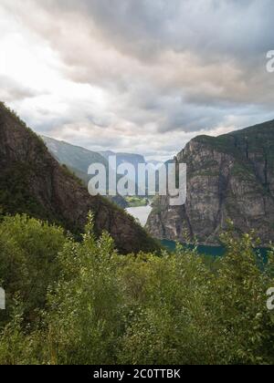 Ein atemberaubender Fjord in Norwegen hat ein Portrait aufgenommen. Stockfoto