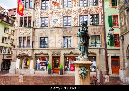 LUZERN, SCHWEIZ - 12. JULI 2019: Der Hirschenplatz ist ein Hauptplatz in Luzern. Luzern oder Luzern ist eine Stadt in der Zentralschweiz. Stockfoto