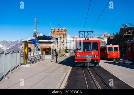 ZERMATT, SCHWEIZ - 16. Juli 2019: Mit dem Zug in der Nähe der Gornergrat Bahn, ein Berg Zahnradbahn in der Nähe von Zermatt im Kanton Wallis von Switze Stockfoto