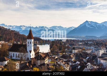 Atemberaubende Aussicht auf die Thunerstadt und den Thunersee vom Schloss Thun mit den schneebedeckten Gipfeln der Alpen im Hintergrund, Kanton Bern, Schweiz Stockfoto