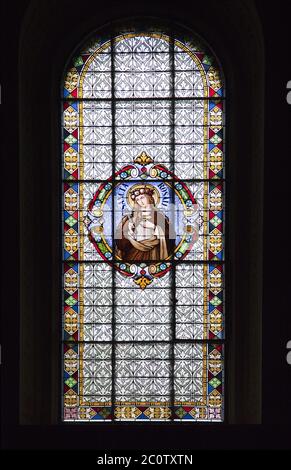 Buntglasfenster in der Kathedrale von St. Teresa von Avila in Subotica Stockfoto