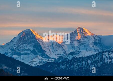 Stuuning Blick auf Eiger Nordwand und Mönch in Sonnenuntergang von der Seeseite des Thunersees, Kanton Bern, Schweiz Stockfoto