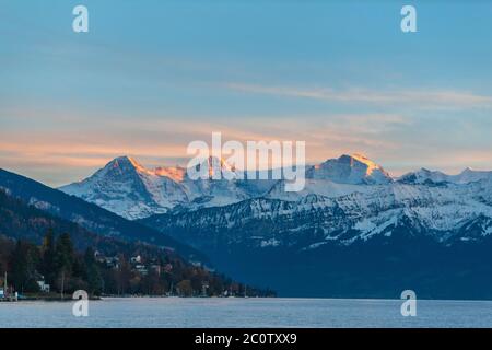 Stuuning Blick auf Eiger Nordwand und Mönch, jungfrau im Sonnenuntergang von der Seeseite des Thunersees, Kanton Bern, Schweiz Stockfoto