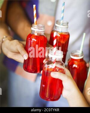 Familie von vier hält Limonade in den Händen Stockfoto