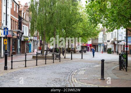 Ashford, Kent, Großbritannien. Juni 2020. Mit der bevorstehenden Eröffnung von Geschäften, die von der Regierung ab Montag angekündigt wurde, scheint das Stadtzentrum von Ashford mit leeren Straßen und nur sehr wenigen Anzeichen von Geschäften, die sich gerade wieder öffnen werden, verlassen zu sein. Foto: Paul Lawrenson/Alamy Live News Stockfoto