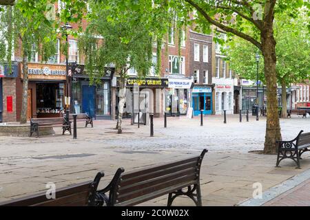 Ashford, Kent, Großbritannien. Juni 2020. Mit der bevorstehenden Eröffnung von Geschäften, die von der Regierung ab Montag angekündigt wurde, scheint das Stadtzentrum von Ashford mit leeren Straßen und nur sehr wenigen Anzeichen von Geschäften, die sich gerade wieder öffnen werden, verlassen zu sein. Foto: Paul Lawrenson/Alamy Live News Stockfoto