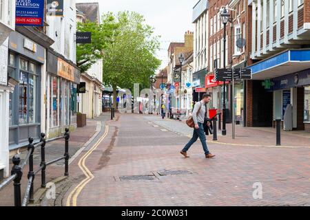 Ashford, Kent, Großbritannien. Juni 2020. Mit der bevorstehenden Eröffnung von Geschäften, die von der Regierung ab Montag angekündigt wurde, scheint das Stadtzentrum von Ashford verlassen zu sein, mit sehr wenigen Anzeichen von Geschäften, die sich gerade wieder öffnen. Foto: Paul Lawrenson/Alamy Live News Stockfoto