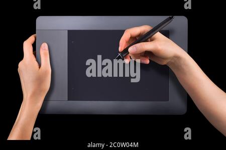 Hand hält digitalen Grafikstift und Zeichnung Grafik-Tablet isoliert auf schwarz Stockfoto