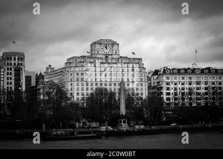 Foto des Shell Mex Building auf der anderen Seite der Themse an einem bewölkten Tag. Schwarzweiß-Bild. Stockfoto