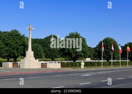 Der Haupteingang zum Essex Farm Cemetery (1914-1918) mit dem Kreuz des Opfers und 49. (West Riding) Infanterie-Division Denkmal in Ypern, Belgien Stockfoto