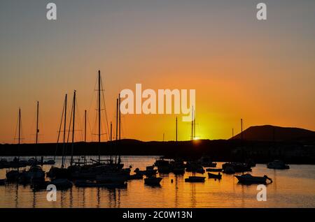 Silhouette Boot im Meer Stockfoto