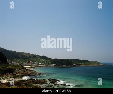 Spanien, Galicien, Provinz La Coruña, Baroña. Panoramablick auf die Stadt und Muros und Noia Mündung. Stockfoto