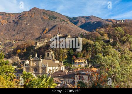 Atemberaubende Panoramasicht auf Bellinzona Altstadt mit Kirche Chiesa Collegiata dei SS Pietro e Stefano, Schloss Castelgrande und Schweizer Alpen im Hintergrund, Stockfoto