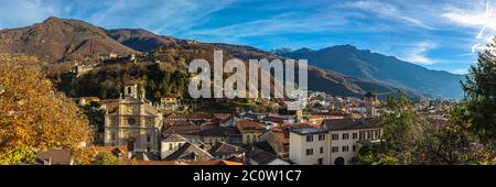 Atemberaubende Luftpanorama von Bellinzona Altstadt mit Kirche Chiesa Collegiata dei SS Pietro e Stefano, Schloss Montebello und Schweizer Alpen in backgr Stockfoto