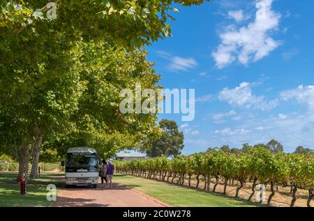 Swan ValleyTours Tour Bus in Sandalfords Wines Weingut, Swan Valley, Perth, Western Australia, Australien Stockfoto