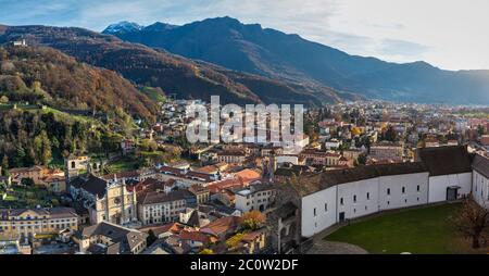 Atemberaubende Luftpanorama der Altstadt von Bellinzona in schönem Sonnenlicht von der Spitze des Schlosses Castelgrande mit Schweizer Alpen und blauen Himmel Wolke im Hintergrund Stockfoto