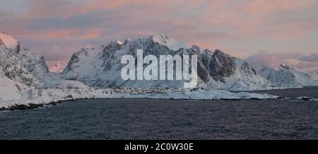 Sonnenuntergang über dem arktischen Dorf reine in Lofoten. Stockfoto