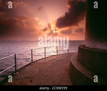 Kanalinseln. Guernsey. St. Peter Port. Sonnenaufgang vom Leuchtturm Castle Breakwater. Stockfoto