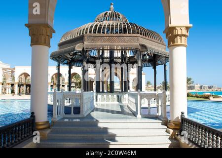 Sahl Hasheesh, Ägypten - 1. November 2017: Belvedere in der Altstadt von Sahl Hasheesh mit Brunnen - die berühmte schöne Gasse, umgeben von Gebäuden o Stockfoto