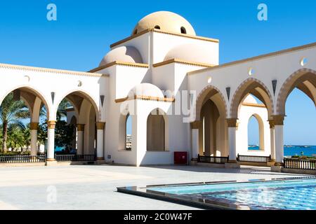 Sahl Hasheesh, Ägypten - 1. November 2017: Belvedere in der Altstadt von Sahl Hasheesh mit Brunnen - die berühmte schöne Gasse, umgeben von Gebäuden o Stockfoto