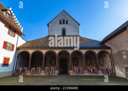 Nahaufnahme Außenansicht des Eingangs der Münster-Kirche und des Klosters Allerheiligen in der Altstadt von Schaffhausen im sonnigen Herbst Stockfoto