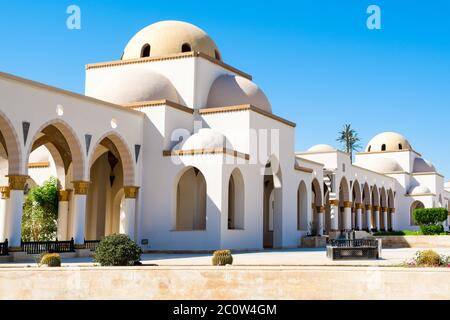 Sahl Hasheesh, Ägypten - 1. November 2017: Belvedere in der Altstadt von Sahl Hasheesh mit Brunnen - die berühmte schöne Gasse, umgeben von Gebäuden o Stockfoto