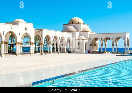 Sahl Hasheesh, Ägypten - 1. November 2017: Belvedere in der Altstadt von Sahl Hasheesh mit Brunnen - die berühmte schöne Gasse, umgeben von Gebäuden o Stockfoto