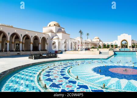 Sahl Hasheesh, Ägypten - 1. November 2017: Belvedere in der Altstadt von Sahl Hasheesh mit Brunnen - die berühmte schöne Gasse, umgeben von Gebäuden o Stockfoto