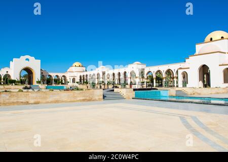 Sahl Hasheesh, Ägypten - 1. November 2017: Belvedere in der Altstadt von Sahl Hasheesh mit Brunnen - die berühmte schöne Gasse, umgeben von Gebäuden o Stockfoto