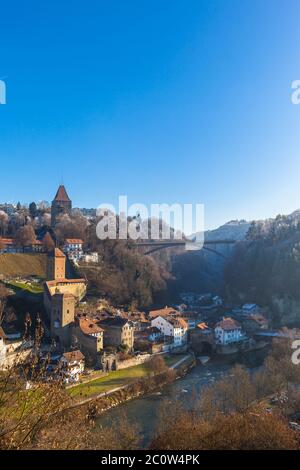 Atemberaubende Luftaufnahme der Berner Brücke, Bern Tor, Gotteron Brücke mit Fluss, Sarine Fluss fließt im Tal an einem sonnigen Wintertag von Zaehringen B Stockfoto