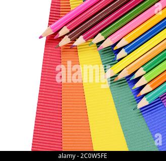 Farbstifte auf mehrfarbigem Papier Stockfoto