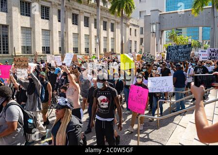 Miami Downtown, FL, USA - 31. MAI 2020: Miami Protest live. Demonstranten in Florida. Demonstranten versammeln sich in der Innenstadt von Miami zu Protesten für George Floyd Stockfoto