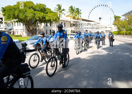 Miami Downtown, FL, USA - 31. MAI 2020: Schwarz-Weiß Miami Polizei Patrouillen Offiziere Stockfoto