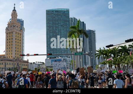 Miami Downtown, FL, USA - 31. MAI 2020: Miami Protest live. Polizei und Demonstranten in Florida. Demonstranten versammeln sich in der Innenstadt von Miami für Proteste für Geo Stockfoto