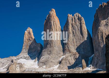 Drei große Gipfel als Gipfelzähne am blauen Himmel im Torres del Paine Nationalpark, Patagonien, Chile, sonniger klarer Tag Stockfoto