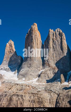 Drei große Gipfel als Gipfelzähne am blauen Himmel im Torres del Paine Nationalpark, Patagonien, Chile, sonniger klarer Tag Stockfoto