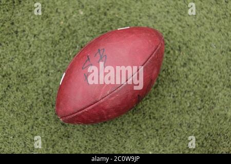 American Football Rugby Ball auf Gras Stockfoto