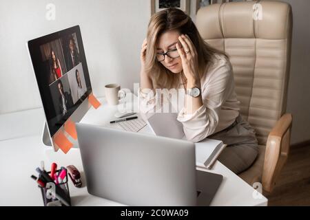 Müde depressive Geschäftsfrau Blick auf Laptop fühlen sich erschöpft Kopfschmerzen Stockfoto