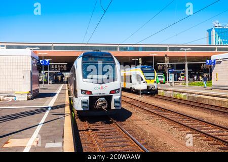 Düsseldorf, Deutschland - Juli 02, 2018: Moderne Lokomotive Bahn im Düsseldorfer Hauptbahnhof in Düsseldorf Stadt in Deutschland Stockfoto