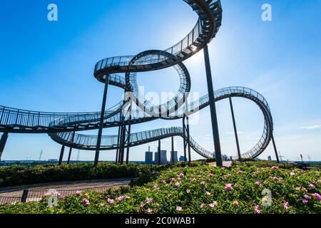 DUISBURG, Deutschland - 03 Juli, 2018: Der Tiger und der Schildkröte oder Magic Mountain ist eine Kunst, Installation und Wahrzeichen in Angerpark, Duisburg Stadt in Deutschland Stockfoto