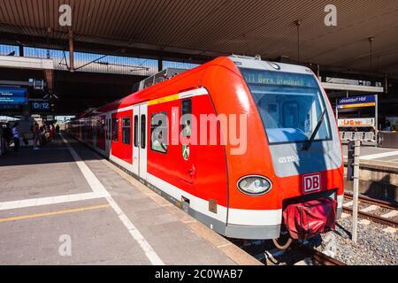 Düsseldorf, Deutschland - Juli 02, 2018: Moderne Lokomotive Bahn im Düsseldorfer Hauptbahnhof in Düsseldorf Stadt in Deutschland Stockfoto