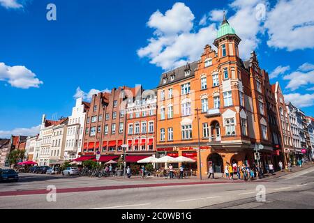 LÜBECK, DEUTSCHLAND - 08. JULI 2018: Gebäude an der zentralen Straße in Lübeck Stockfoto