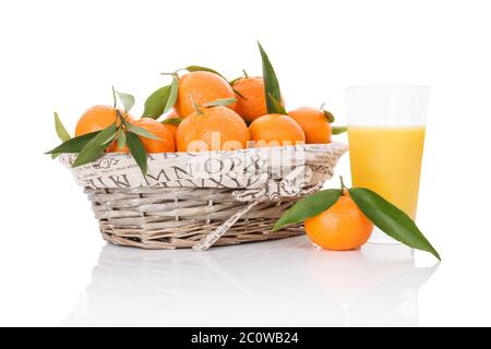 Mandarinen in weißem Holzkorb. Stockfoto