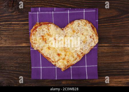 Pizza in Herzform, Ansicht von oben. Stockfoto